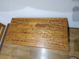 Baúl de madera tallado