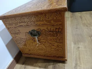 Baúl de madera tallado