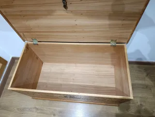 Baúl de madera tallado