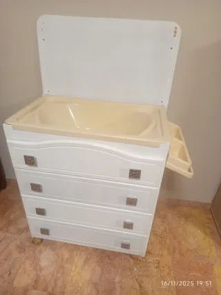 Cómoda blanca de madera