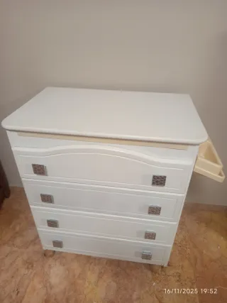 Cómoda blanca de madera