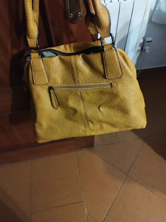 Bolso piel mostaza gran capacidad. Sin marca