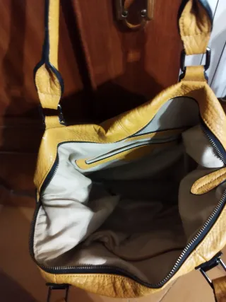 Bolso piel mostaza gran capacidad. Sin marca