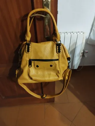 Bolso piel mostaza gran capacidad. Sin marca