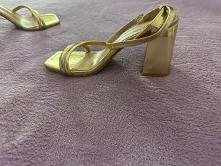 Sandalias doradas tacón fino