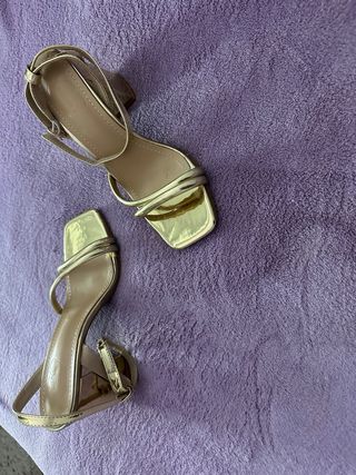 Sandalias doradas tacón fino