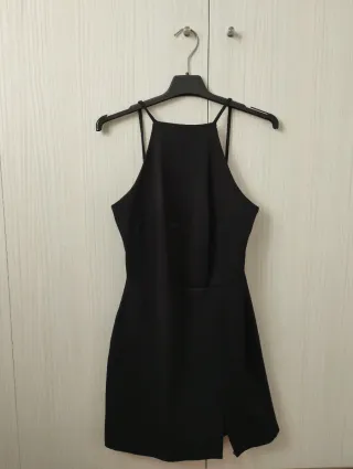 Vestido negro corto con abertura
