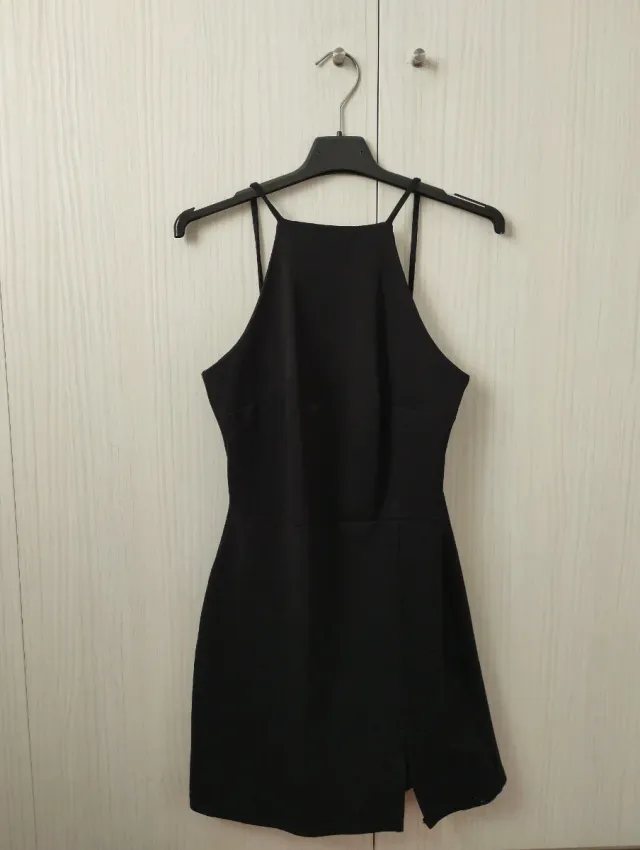 Vestido negro corto con abertura