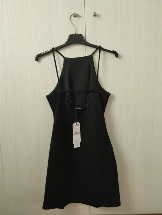 Vestido negro corto con abertura