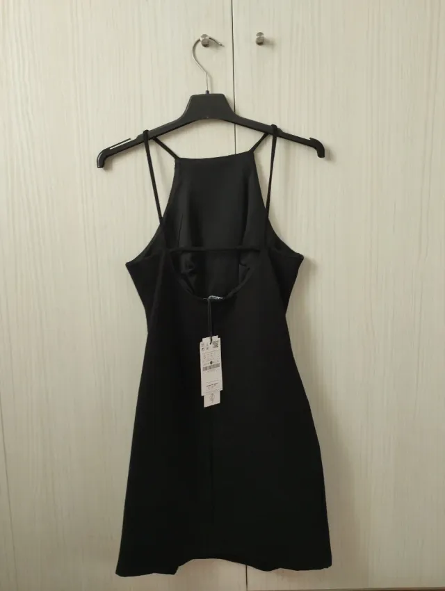 Vestido negro corto con abertura