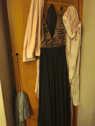 Vestido de fiesta negro y dorado