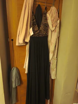 Vestido de fiesta negro y dorado