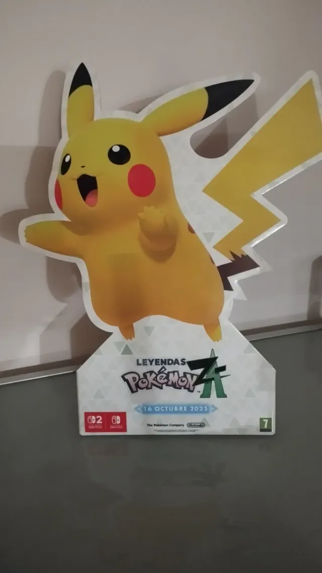 Pikachu figura cartón