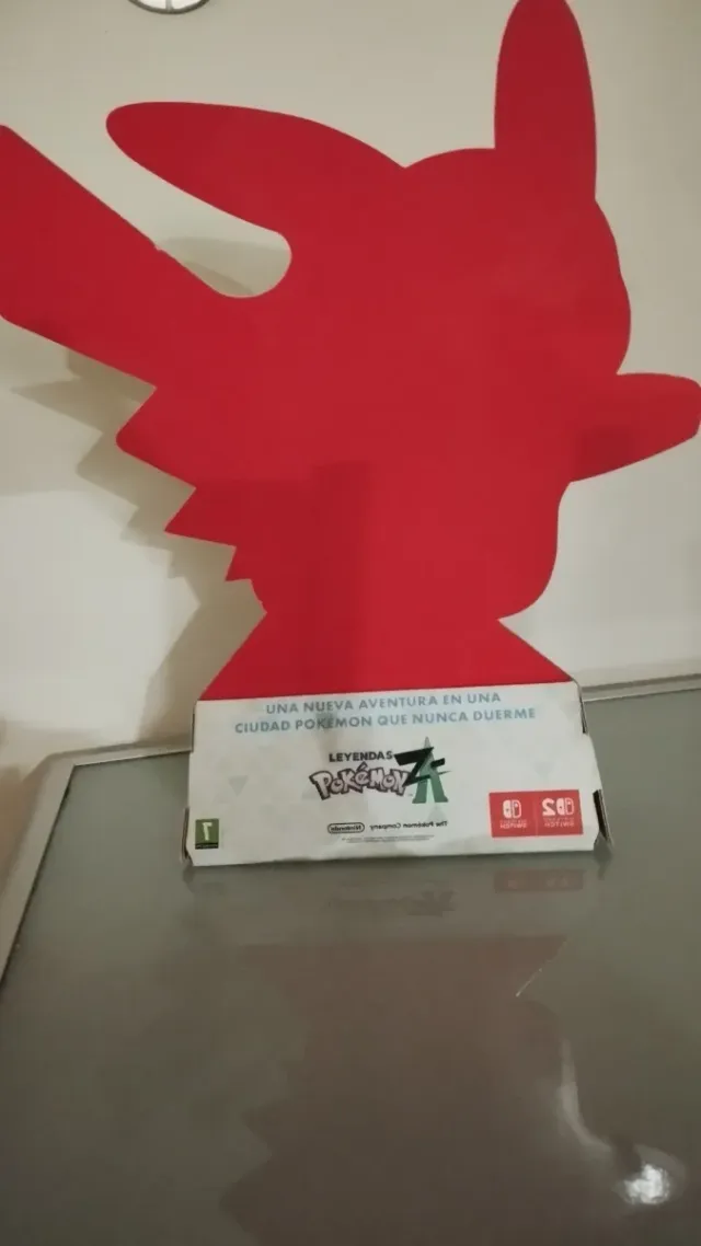 Pikachu figura cartón