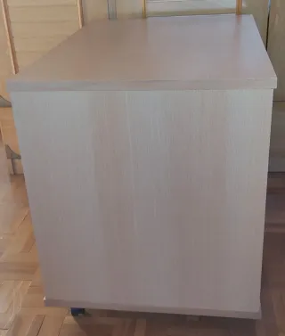 Mesa auxiliar con ruedas