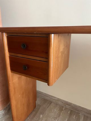 Escritorio de madera con cajones