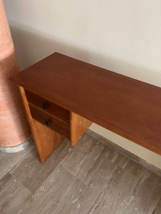 Escritorio de madera con cajones