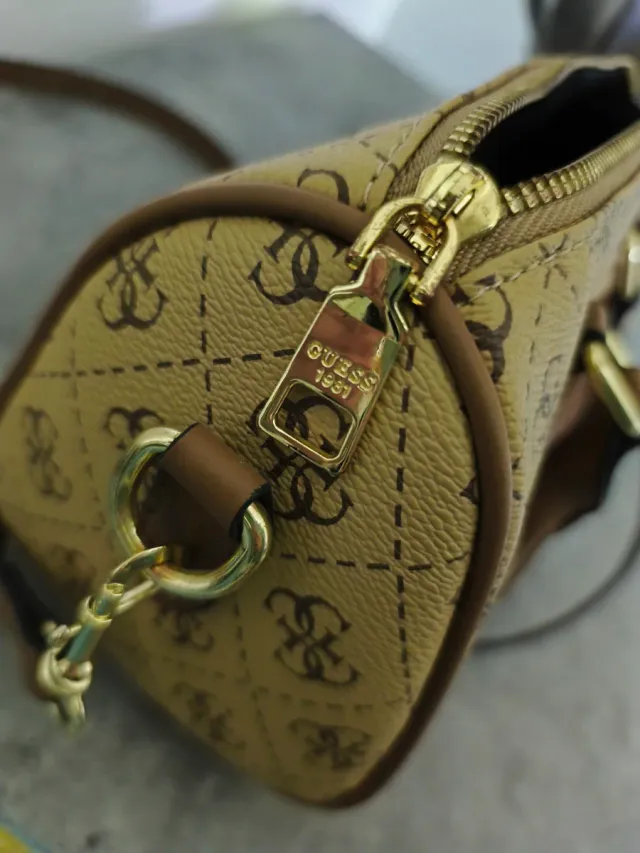 Bolso Guess bandolera beige y marrón