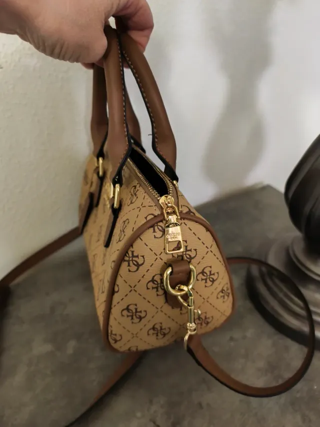 Bolso Guess bandolera beige y marrón