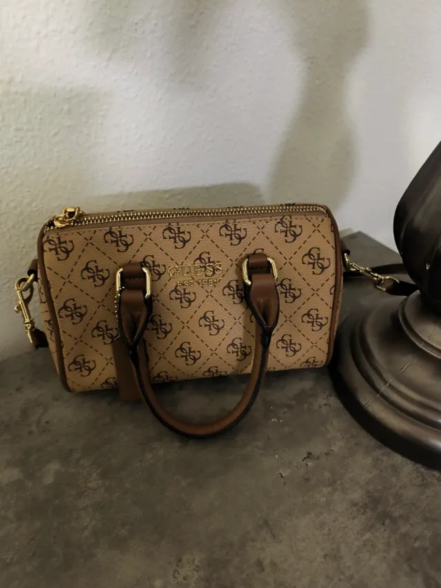 Bolso Guess bandolera beige y marrón