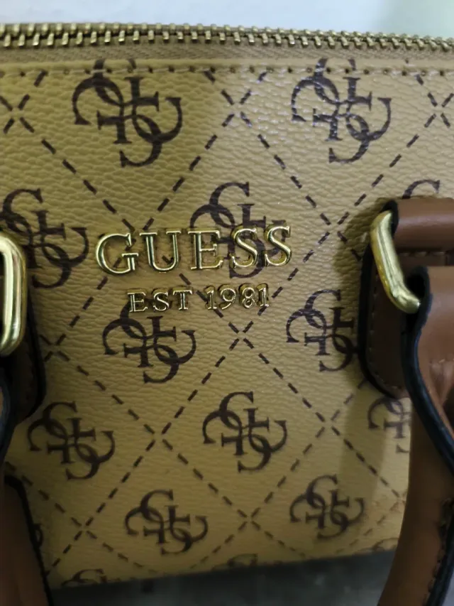 Bolso Guess bandolera beige y marrón