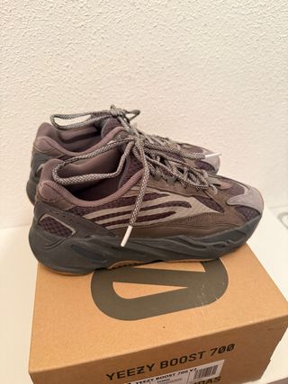 Adidas Yeezy Boost 700 V2 Marrón/Gris