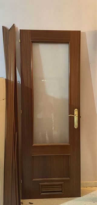 Puerta madera con cristal y rejilla
