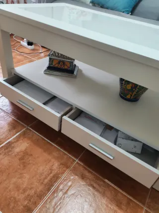 Mesa auxiliar blanca con cristal