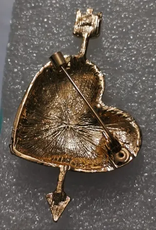 Alfinete Coração com Flecha Vermelho Dourado