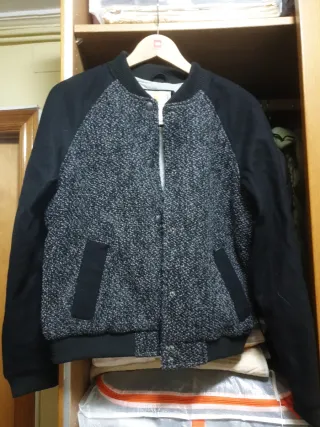 Chaqueta bomber gris y negra