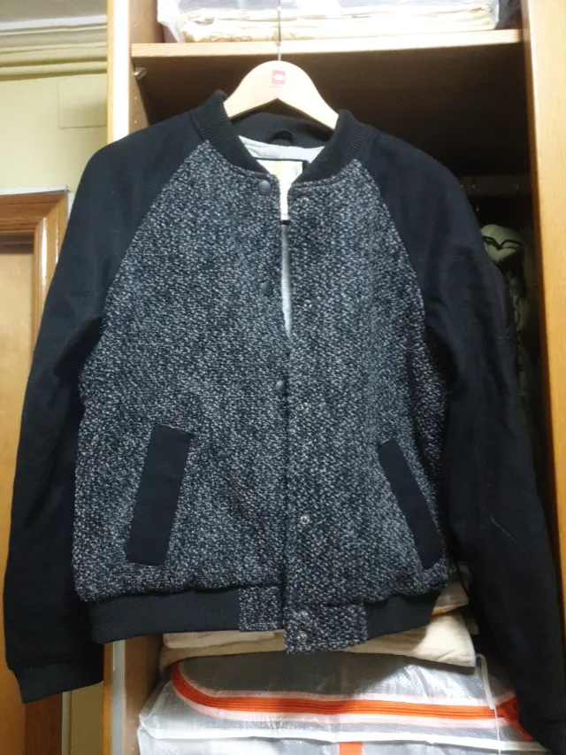 Chaqueta bomber gris y negra