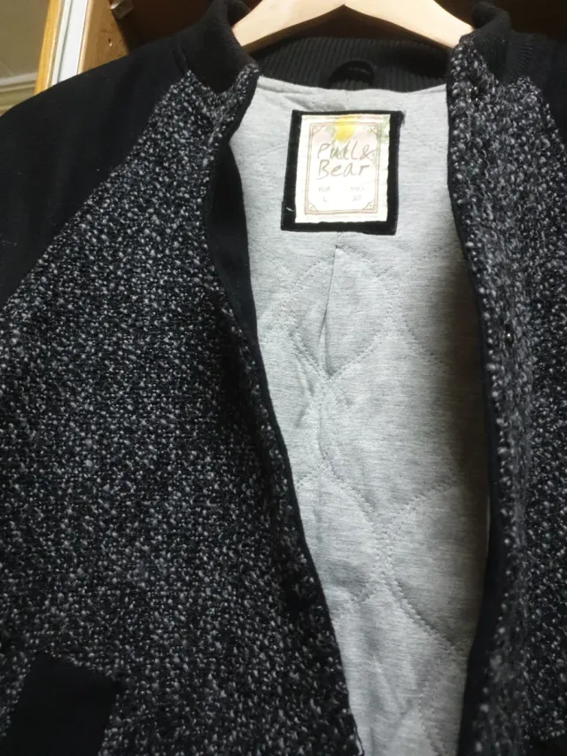 Chaqueta bomber gris y negra