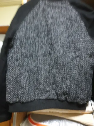 Chaqueta bomber gris y negra