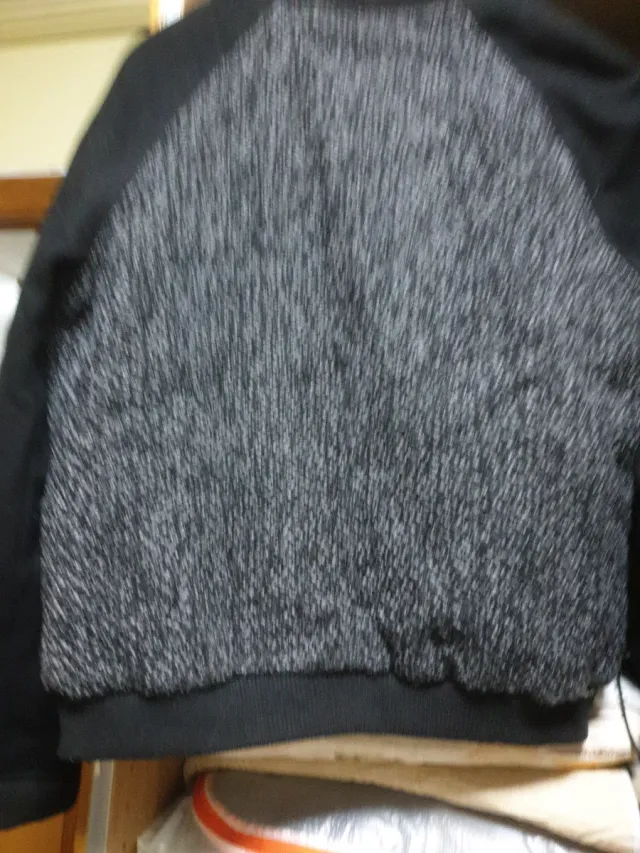 Chaqueta bomber gris y negra