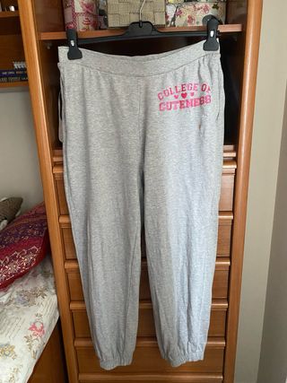 Pantalones grises con estampado rosa