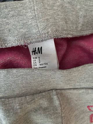 Pantalones grises con estampado rosa