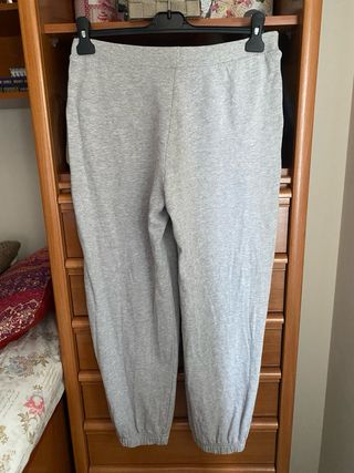 Pantalones grises con estampado rosa