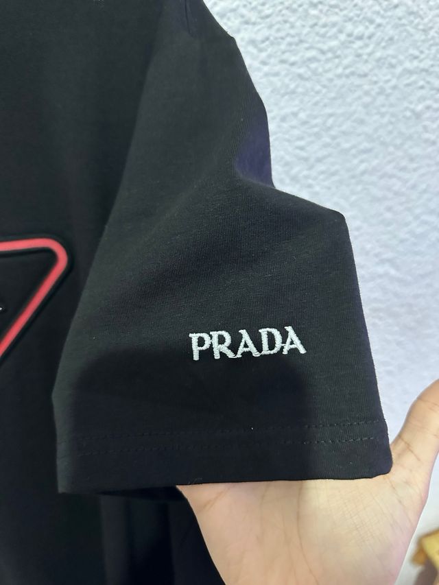Camiseta Prada Negra Pone Xl pero es L