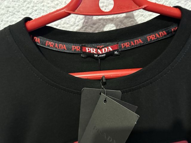 Camiseta Prada Negra Pone Xl pero es L