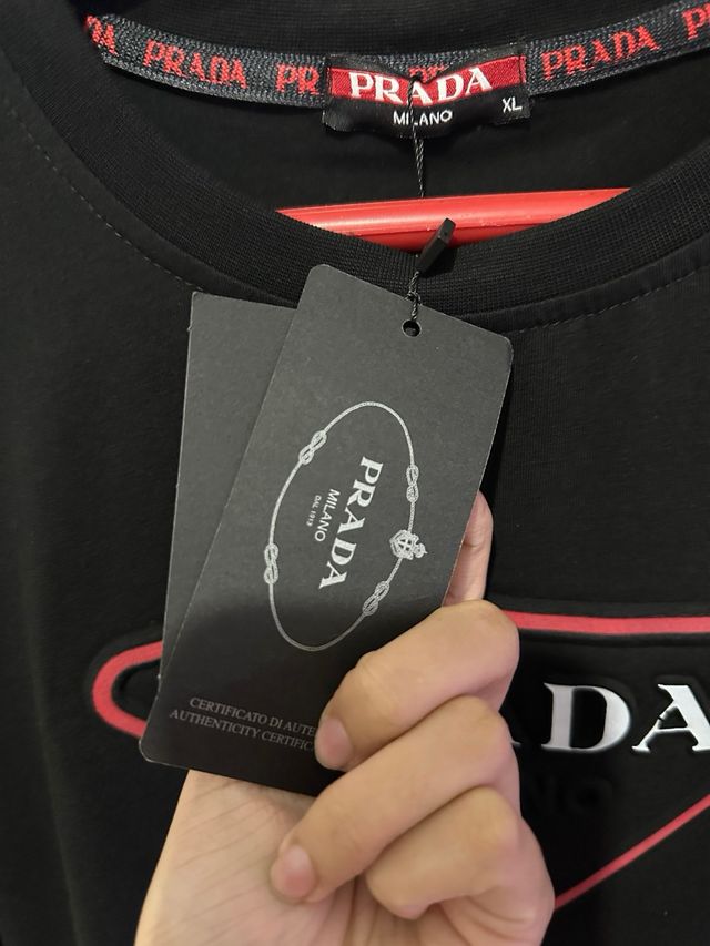 Camiseta Prada Negra Pone Xl pero es L