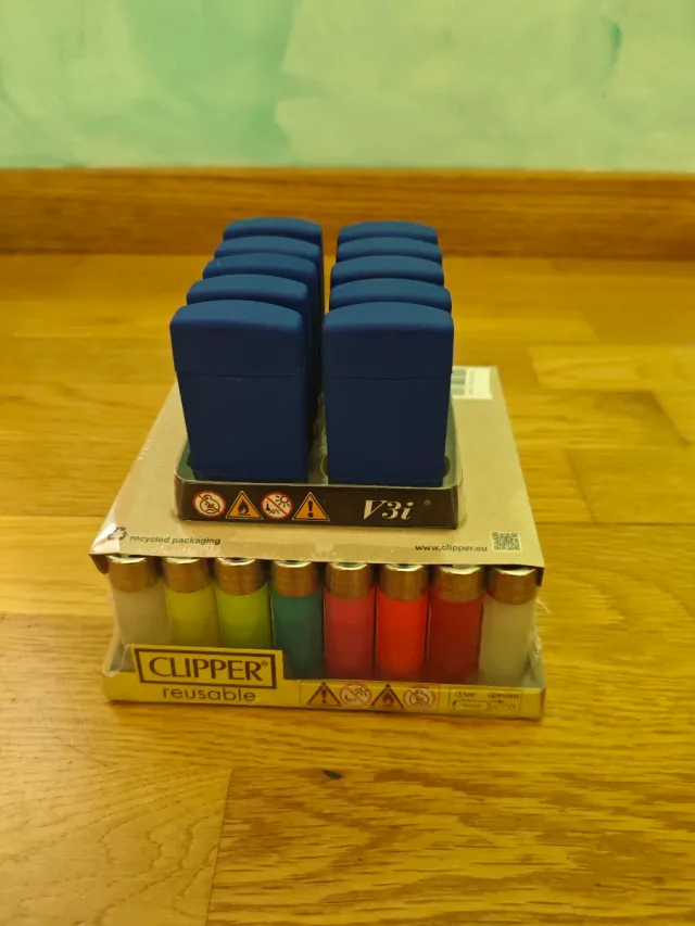 Confezione da 48 forbici tascabili + 10 accendini turbo