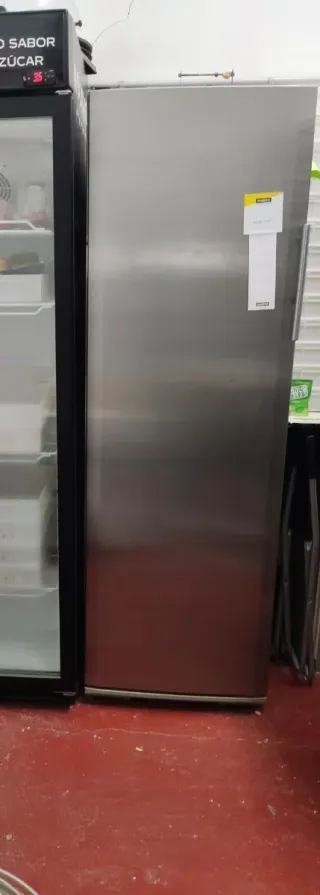 Nevera vertical marca LIEBHERR, acero