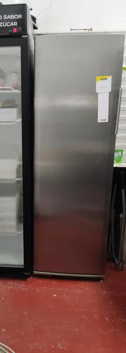 Nevera vertical marca LIEBHERR, acero