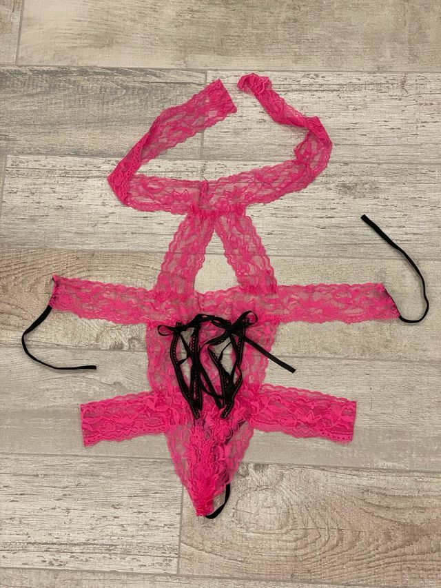 Lingerie sexy in pizzo nero e rosa