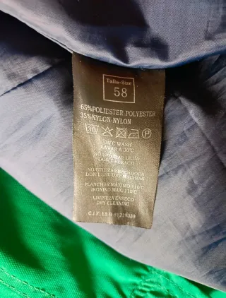 Parka verde con bolsillos