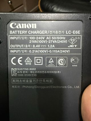Caricabatterie LC-E6E e 4 batterie Canon LP-E6 originali.