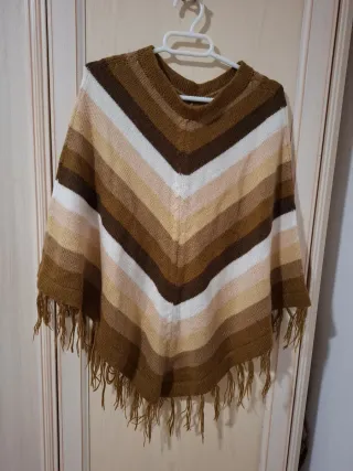 Poncho de lana con flecos