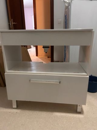 Mueble de baño blanco con lavabo