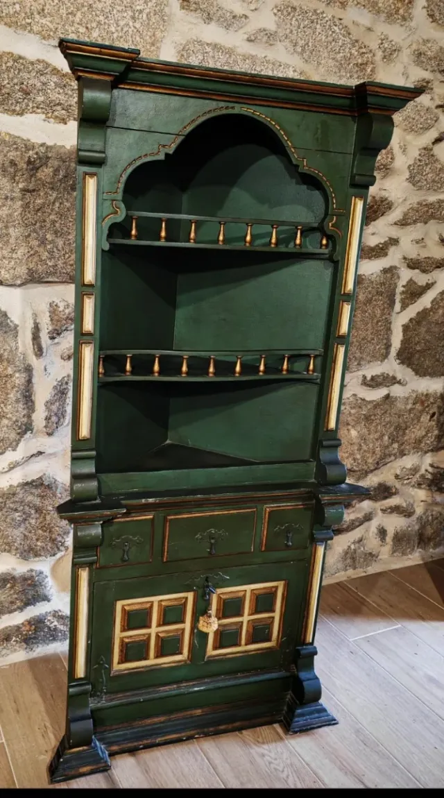 Esquinero de madera verde y dorado antiguo