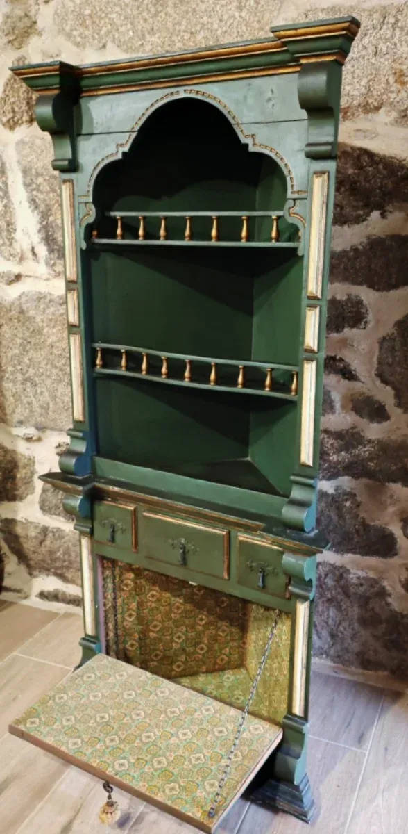 Esquinero de madera verde y dorado antiguo